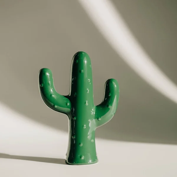 Vista close-up de escultura de cacto de cerâmica verde em cinza — Fotografia de Stock