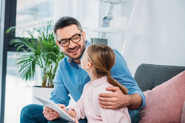 Padre e figlia sorridenti con tablet insieme a casa — Foto stock