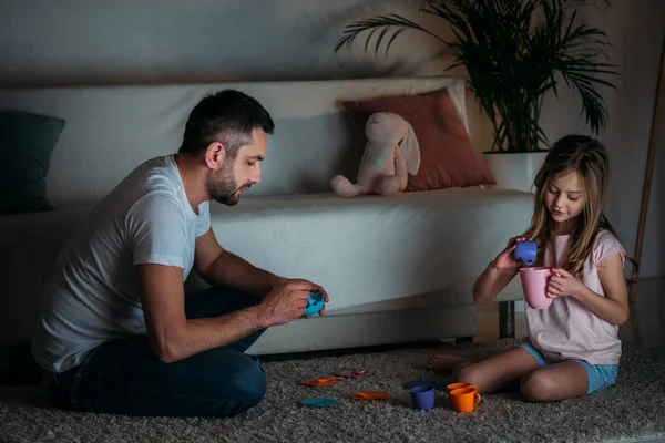 Padre e figlia che fingono di prendere il tè insieme a casa — Foto stock