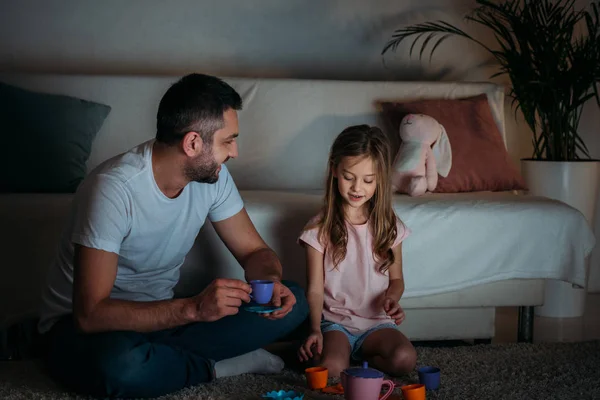 Padre e figlia che fingono di prendere il tè insieme a casa — Foto stock