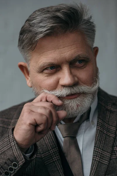 Primer plano retrato de hombre mayor con estilo con barba gris - foto de stock