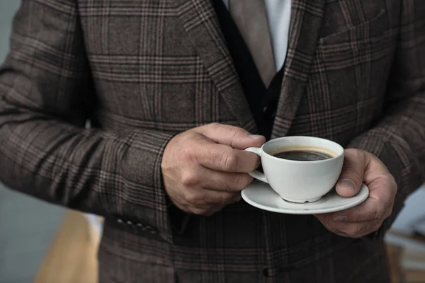 Plan recadré de l'homme en costume de tweed avec une tasse de café — Photo de stock