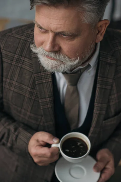 Vista ad alto angolo dell'uomo anziano con tazza di caffè — Foto stock