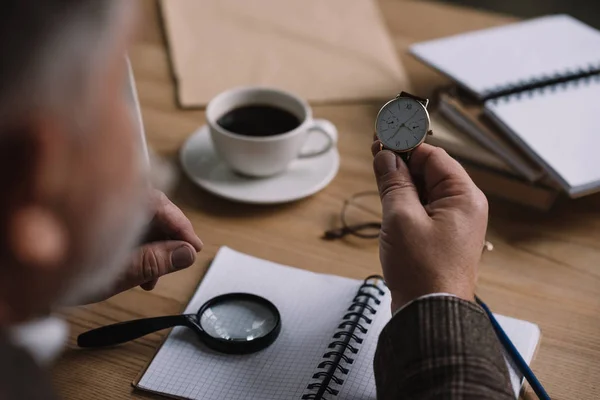 Обрізаний знімок людини, дивлячись на його старовинний годинник — стокове фото