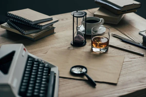 Close-up shot of writer workplace with whiskey glass and typewriter — Stock Photo