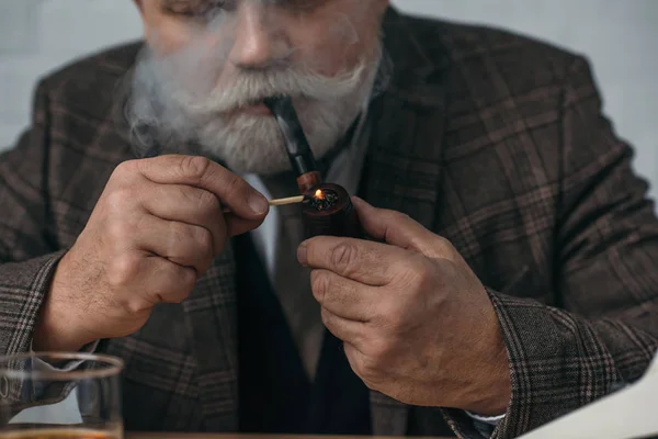 Cortado tiro de bonito sênior homem fumar cachimbo — Fotografia de Stock