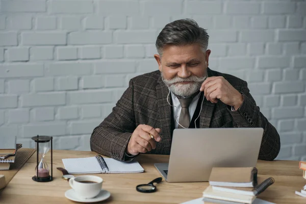 Feliz escritor senior que trabaja con el ordenador portátil - foto de stock