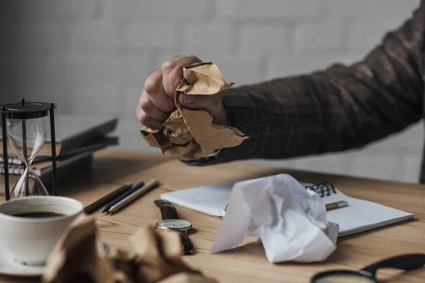 Tiro cortado de papel crumpling escritor no local de trabalho — Fotografia de Stock