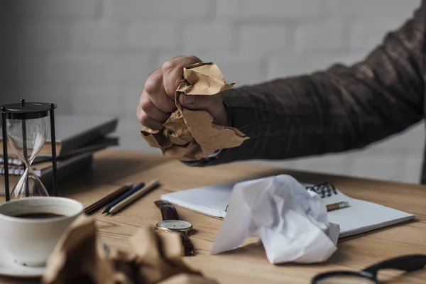 Plan recadré de papier crumpling écrivain sur le lieu de travail — Photo de stock