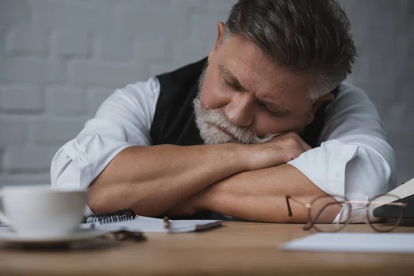 Escritor sênior sobrecarregado dormindo no local de trabalho — Stock Photo