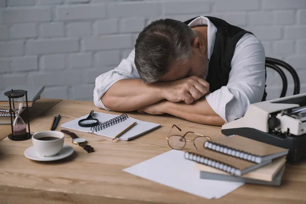 Erschöpfte Seniorin schläft am Arbeitsplatz — Stockfoto