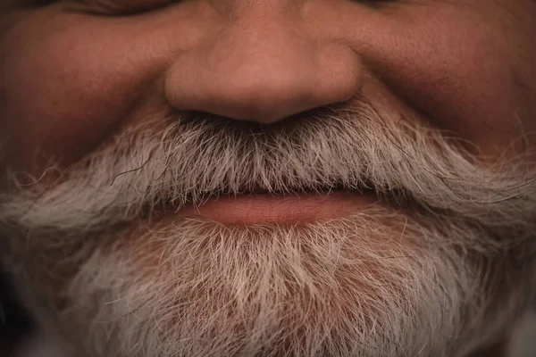 Plan recadré d'un homme âgé souriant à la barbe grise — Photo de stock