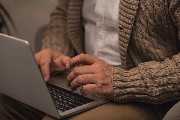 Plan recadré de l'homme âgé en utilisant un ordinateur portable — Photo de stock