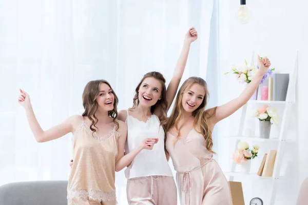 Belas mulheres jovens felizes se divertindo juntos na festa de pijama — Fotografia de Stock