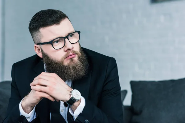 Портрет стильного вдумливого бізнесмена в окулярах, який дивиться далеко — стокове фото