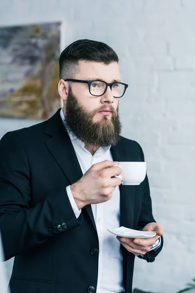 Retrato de hombre de negocios con estilo en gafas con taza de café en las manos - foto de stock