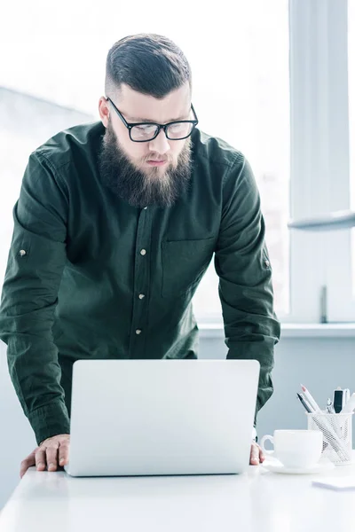 Konzentrierter Geschäftsmann arbeitet am Arbeitsplatz am Laptop — Stockfoto