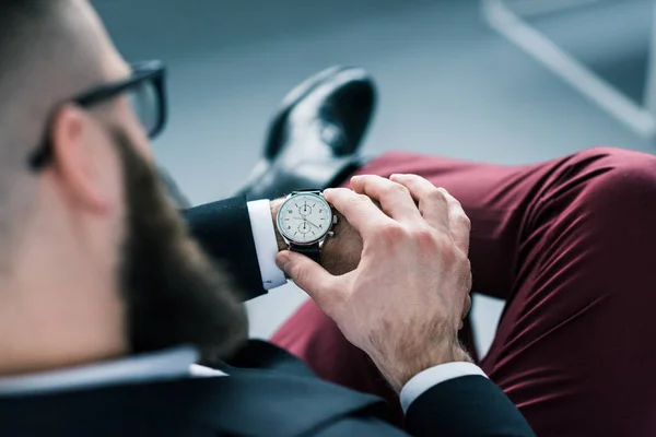 Vista parcial del hombre de negocios comprobando el tiempo - foto de stock