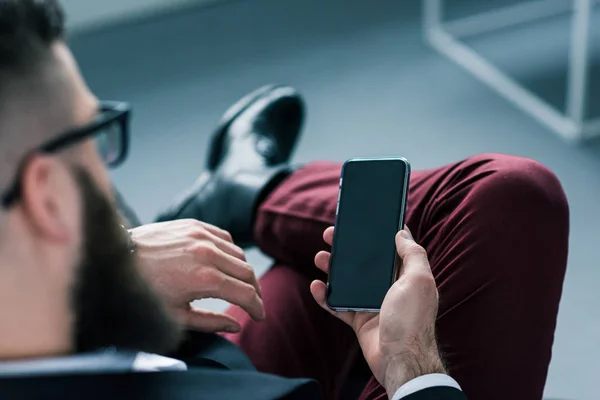 Vue partielle de l'homme d'affaires utilisant un smartphone avec écran blanc — Photo de stock