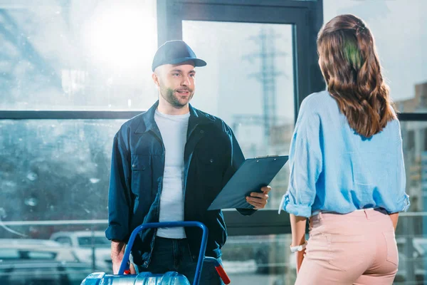 Frau erhält Wasserlieferung von Kurier — Stockfoto