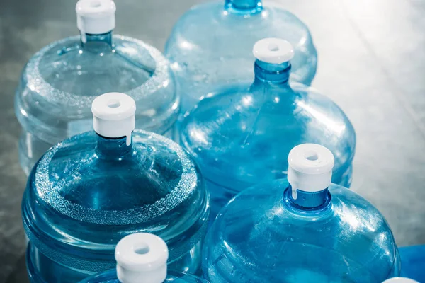 Lignes de bouteilles d'eau bleues en plastique — Photo de stock