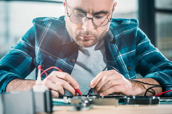 Männlicher Ingenieur testet Leiterplatte — Stockfoto