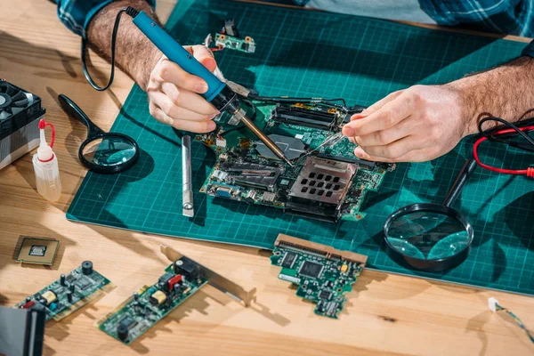 Nahaufnahme von Ingenieuren beim Löten von PC-Teilen — Stockfoto