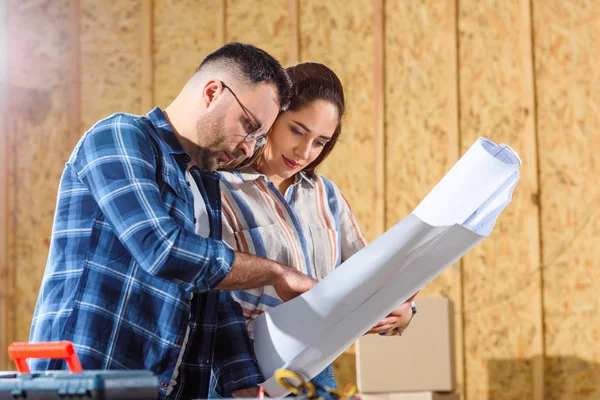 Equipo de ingenieros mirando el plan del proyecto - foto de stock