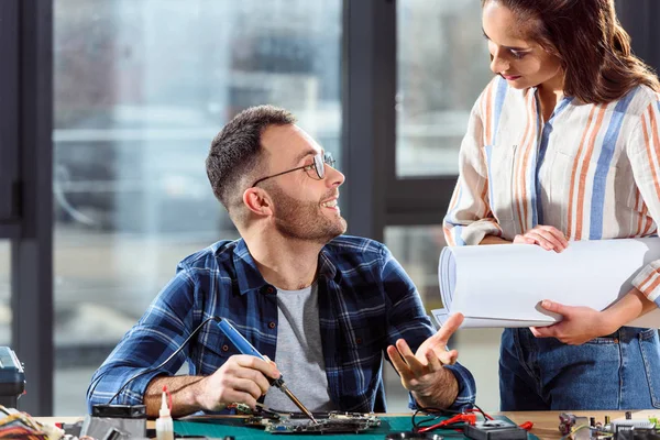 Жінка і чоловік інженери працюють і обговорюють проект — Stock Photo