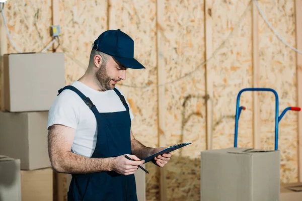 Courier man looking at cargo declaration — Stock Photo