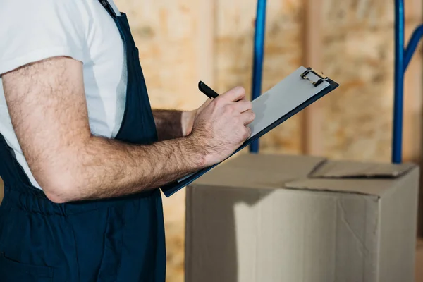 Entrega hombre llenar la declaración de carga - foto de stock