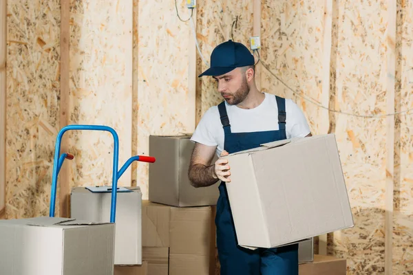 Lader stapelt Kartons auf Handwagen — Stockfoto