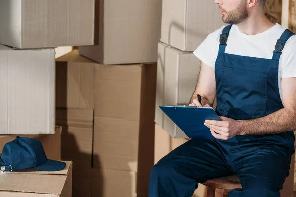 Entrega hombre llenar la declaración de carga - foto de stock