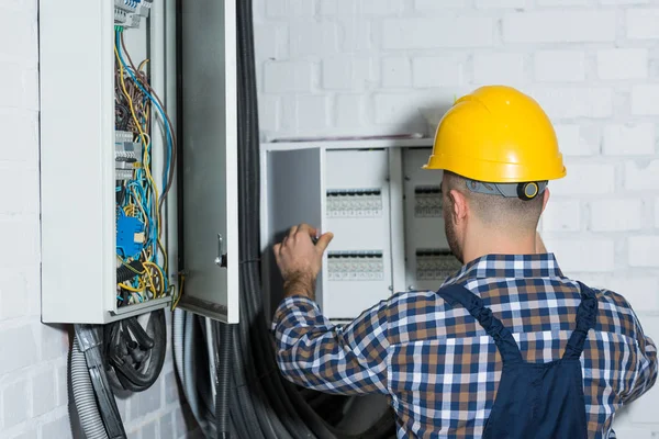 Electricista masculino reparando línea de circuito - foto de stock