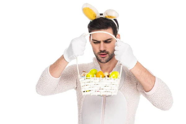Homme en costume de lapin tenant panier avec des fruits isolés sur blanc, concept de Pâques — Photo de stock