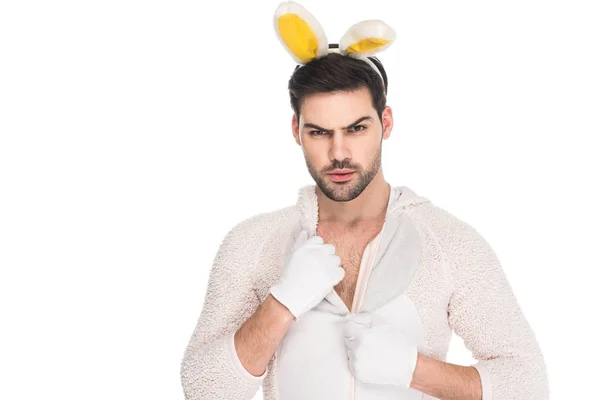 Joven quitándose el disfraz de conejo aislado en blanco, concepto de Pascua - foto de stock