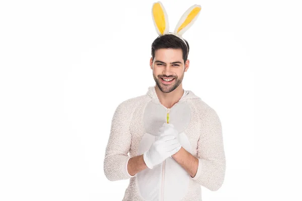 Jeune homme souriant en costume de lapin isolé sur blanc, concept de Pâques — Stock Photo