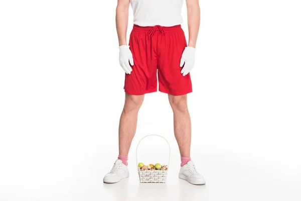 Vista parcial do homem com cesta de frutas isoladas em branco, conceito de Páscoa — Fotografia de Stock