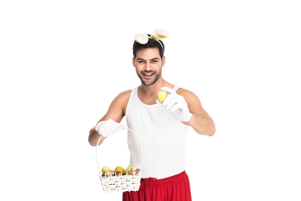 Homme avec des oreilles de lapin tenant panier de fruits isolés sur blanc, concept de Pâques — Stock Photo