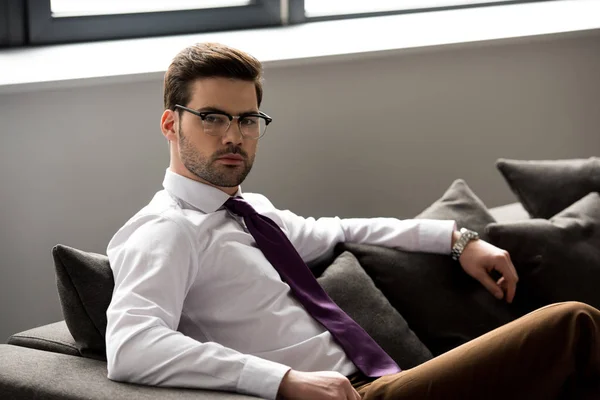Портрет стильного бізнесмена в окулярах дивиться на камеру — Stock Photo