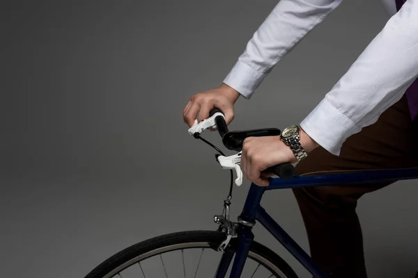 Vista parcial do empresário andando de bicicleta isolado em cinza — Fotografia de Stock