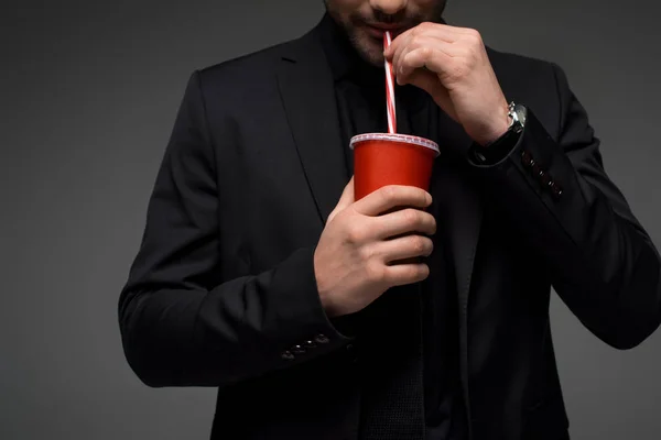 Immagine ritagliata di uomo d'affari che beve dalla tazza usa e getta — Foto stock