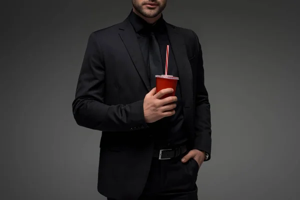 Обрізаний вид бізнесмена з одноразовою чашкою ізольовано на сірому — стокове фото