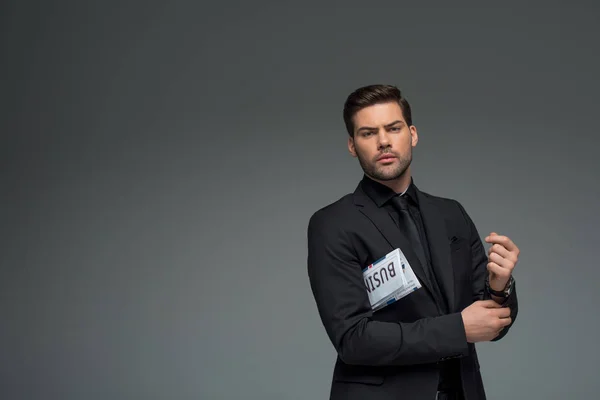 Hombre de negocios elegante con periódico aislado en gris - foto de stock