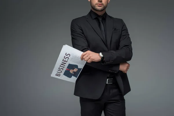 Vista recortada del empresario con periódico aislado en gris - foto de stock