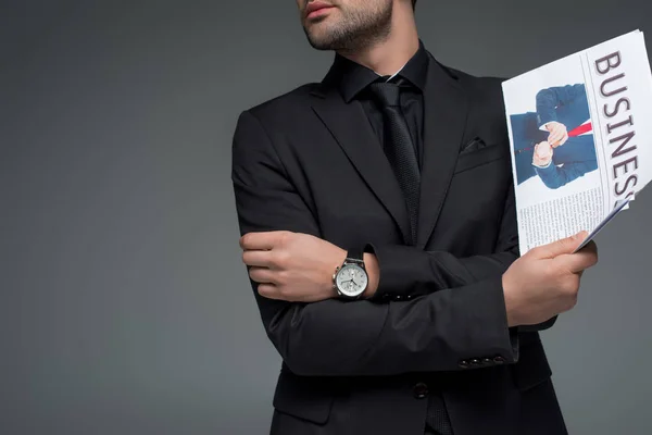 Image recadrée d'un homme d'affaires élégant avec journal isolé sur gris — Photo de stock