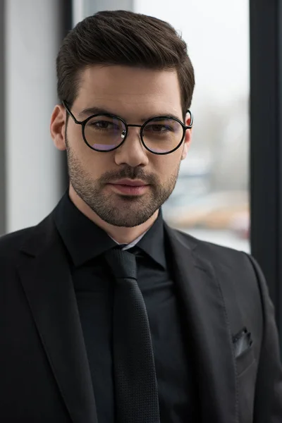 Portrait de jeune homme d'affaires élégant en lunettes — Photo de stock