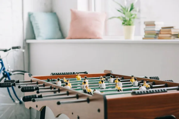 Futebol de mesa e bicicleta na sala de estar — Fotografia de Stock