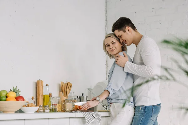 Pareja de cocina - foto de stock