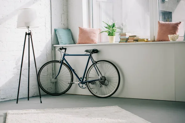 Fahrrad neben Fensterbank im Wohnzimmer — Stockfoto
